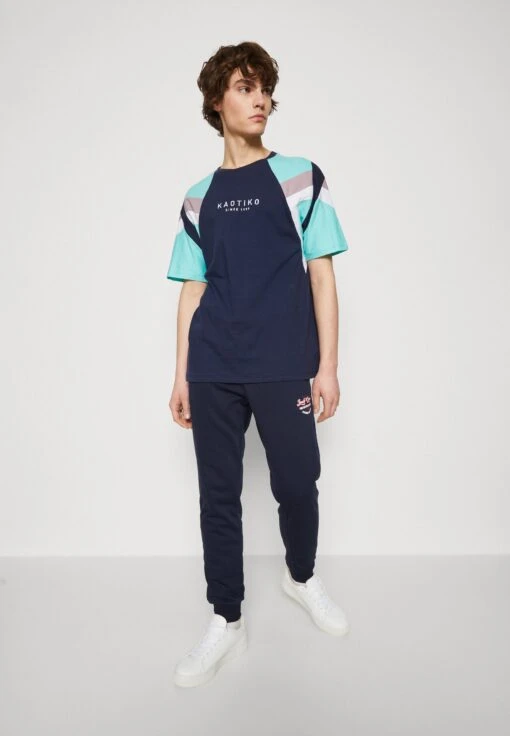 Kaotiko Joss Unisex - Camiseta Estampada - Navy/Sea Green/Grape -Kaotiko Tienda 0653b393b2814e158df8aebb1c384e36 scaled