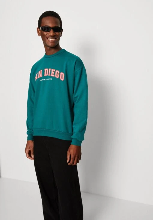 Kaotiko Crew San Diego College Unisex - Sudadera - Heura -Kaotiko Tienda 0dcd3b30da2648fb9cea03b4667a3ec5 scaled