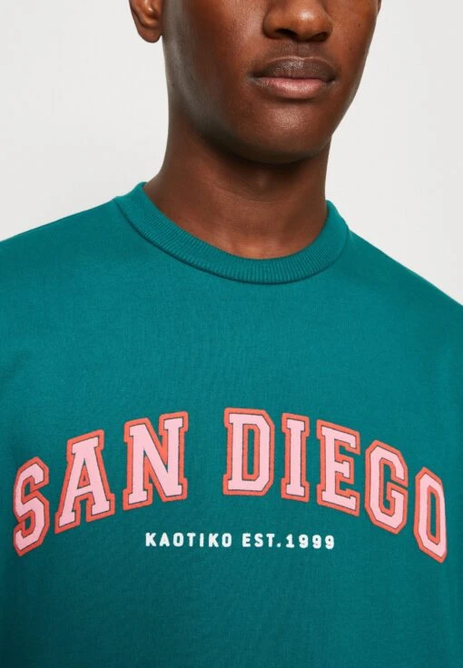 Kaotiko Crew San Diego College Unisex - Sudadera - Heura -Kaotiko Tienda 1cf20cb4b55a4de6b5f6f2921a2bc3b9 scaled