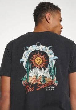 Kaotiko Washed Sunset - Camiseta Estampada - Black -Kaotiko Tienda 23d4b95f48ce429b8a6f507b9ff2859d