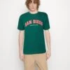 Kaotiko San Diego College Unisex - Camiseta Estampada - Basil -Kaotiko Tienda 4ba37e744fe84feba51f563bd5215f3c