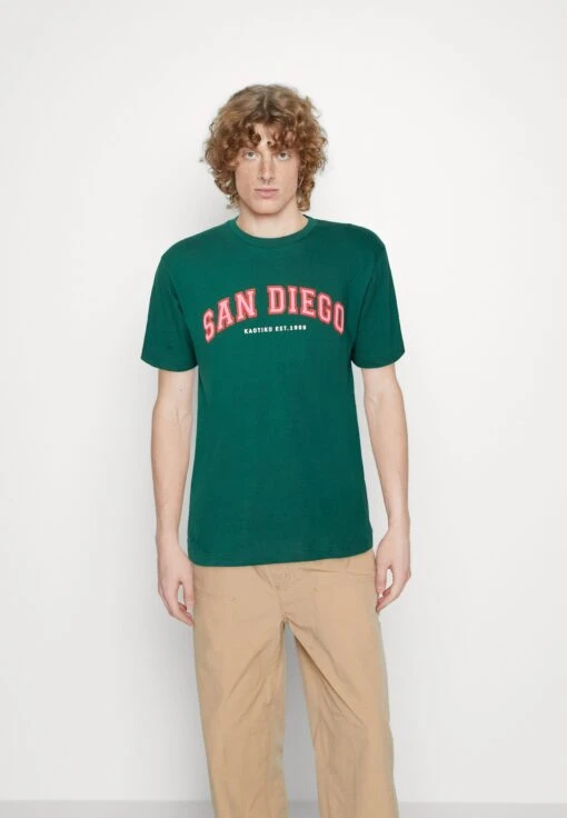 Kaotiko San Diego College Unisex - Camiseta Estampada - Basil -Kaotiko Tienda 4ba37e744fe84feba51f563bd5215f3c scaled