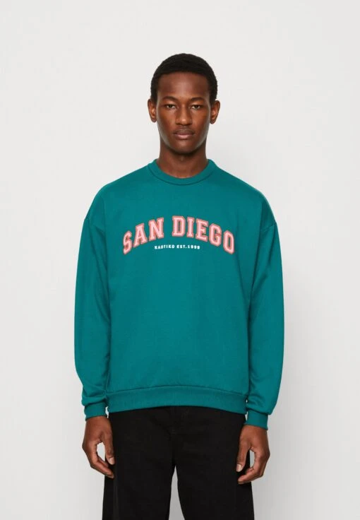 Kaotiko Crew San Diego College Unisex - Sudadera - Heura -Kaotiko Tienda 4f19c1bc89ca4b81b6a64c71a86ad3c9 scaled