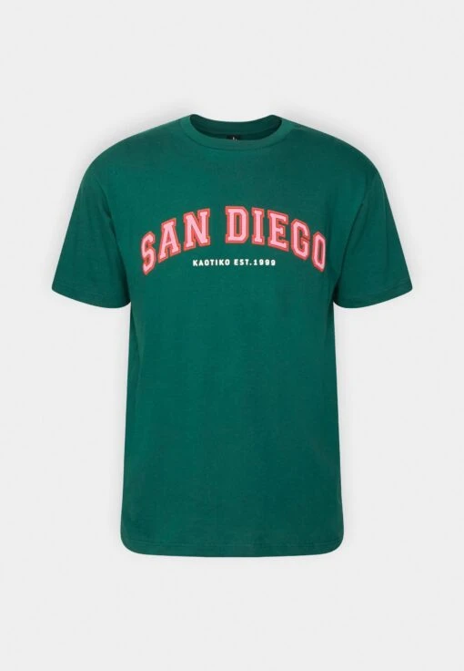 Kaotiko San Diego College Unisex - Camiseta Estampada - Basil -Kaotiko Tienda 61647bf8bc9e4c57a2ff7c85f24af9e7 scaled