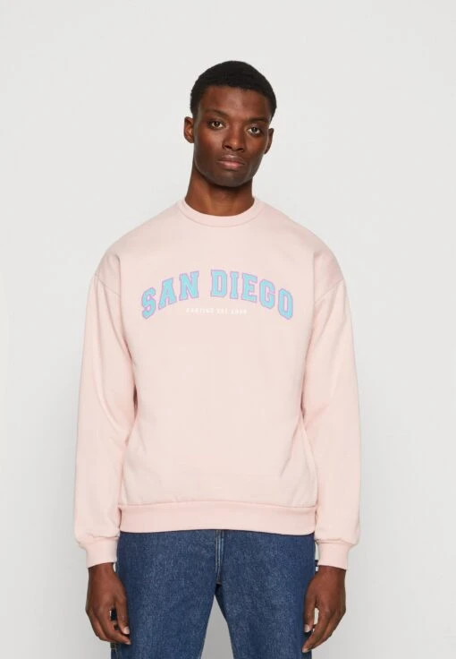 Kaotiko Crew San Diego College Unisex - Sudadera - Pink -Kaotiko Tienda 78db58c3381c45df84dda811e81f0a8d scaled