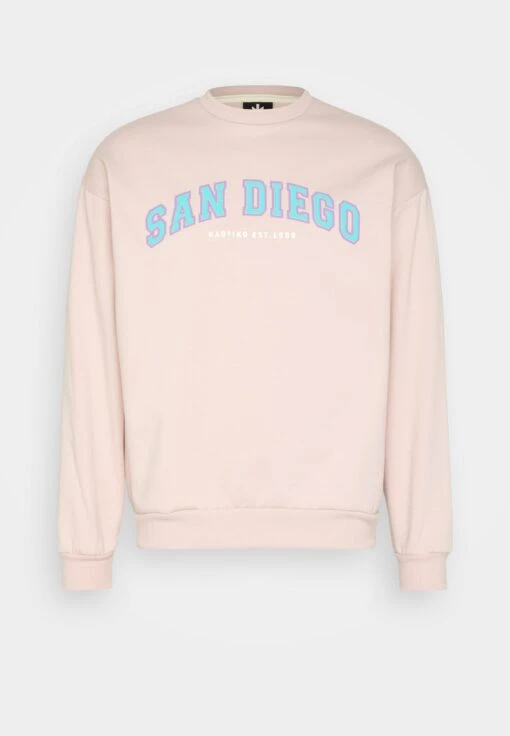 Kaotiko Crew San Diego College Unisex - Sudadera - Pink -Kaotiko Tienda a6b3394fb5924dfe954af5c08e226a8a scaled