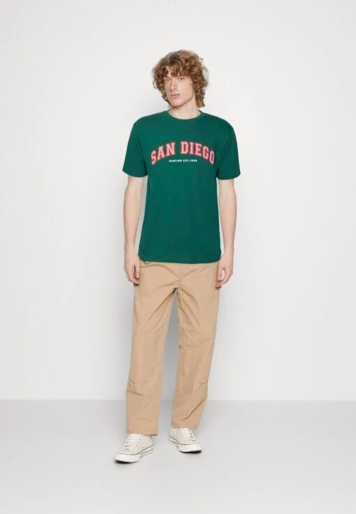 Kaotiko San Diego College Unisex - Camiseta Estampada - Basil -Kaotiko Tienda c0f6b0c26fdd497e8a75ad2b75fd6898 scaled