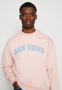 Kaotiko Crew San Diego College Unisex - Sudadera - Pink -Kaotiko Tienda f0ffdbbdfa4d43288d3f40b51754c714