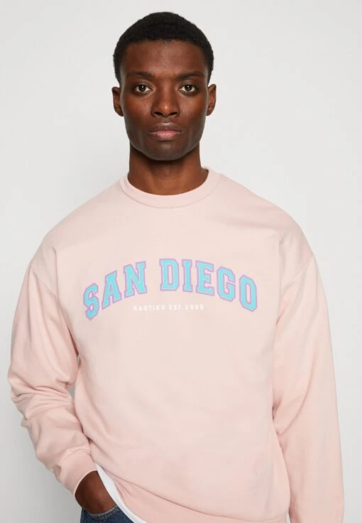 Kaotiko Crew San Diego College Unisex - Sudadera - Pink -Kaotiko Tienda f0ffdbbdfa4d43288d3f40b51754c714 scaled