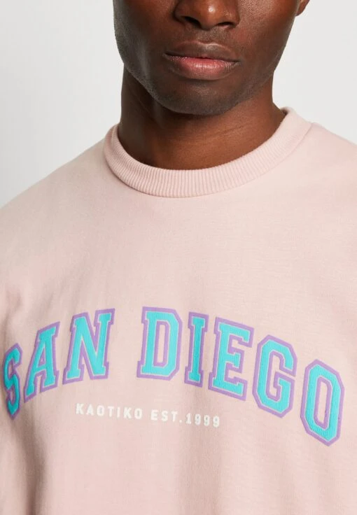 Kaotiko Crew San Diego College Unisex - Sudadera - Pink -Kaotiko Tienda f166fd070c3744b29bcea05ab569ca75 scaled