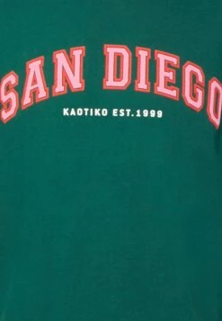 Kaotiko San Diego College Unisex - Camiseta Estampada - Basil -Kaotiko Tienda feedcdd7bb524d4bbbd12ca8a1fae05c